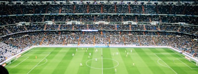 足球战术分析板展示曼城与利物浦的阵型对比