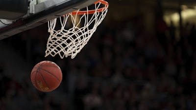 NBA季后赛湖人队与勇士队的激烈比赛画面